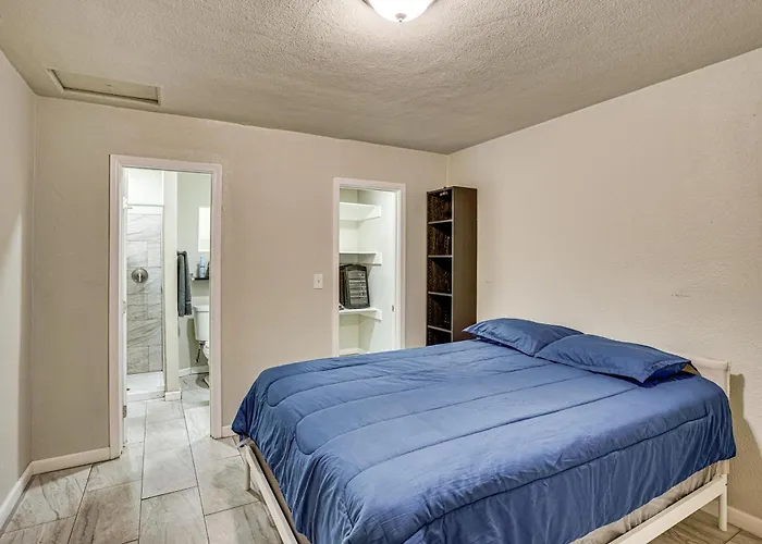Explore La & Long Beach: Compton Condo W/ Patio